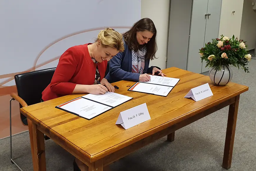 Dr. Franziska Giffey und Dr. Melanie Leonhard unterzeichnen die Vereinbarung