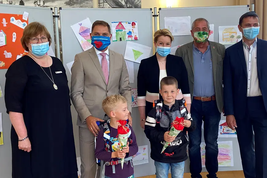 Dr. Franziska Giffey in einer Gruppe mit Kindern und Erwachsenen