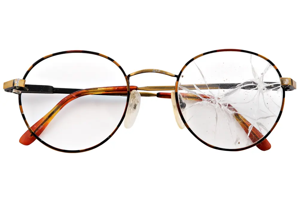 Eine Brille mit zerbrochenem Glas