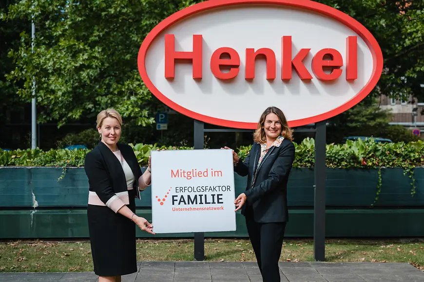 Dr. Franziska Giffey und Sylvie Nicol zeigen die Tafel "Mitglied im Netzwerk Erfolgsfaktor Familie vor dem Henkel-Logo