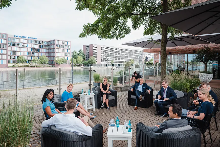 Diskussion im Duisburger Innenhafen