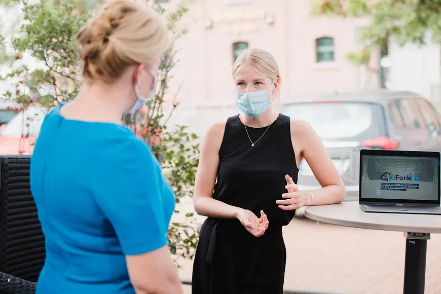 Im Gespräch mit einer jungen Frau