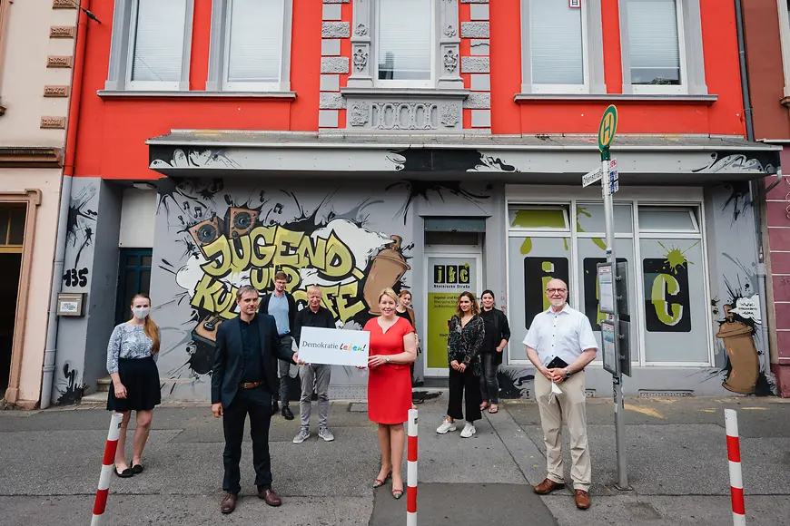 Modellprojekt "U-Turn - Wege aus dem Rechtsextremismus und der Gewalt"