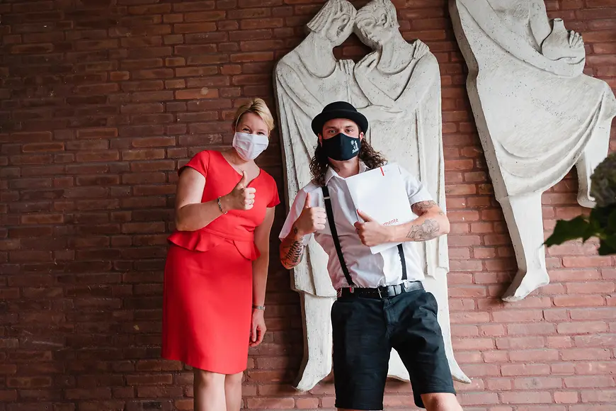 Zeugnisübergabe an einen Erzieher