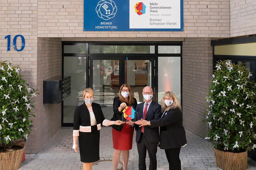 Dr. Franziska Giffey und weitere Teilnehmende bei der Einweihung des Mehrgenerationenhauses Bremen