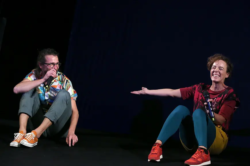 Schauspielerinnen und Schauspieler auf einer Theaterbühne.