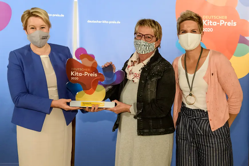 Dr. Franziska Giffey und zwei Vertreterinnen der PINGUIN Kindertagesstätte