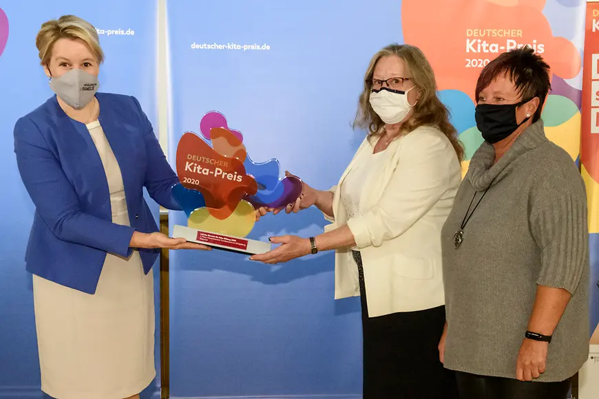 Dr. Franziska Giffey mit den Preisträgern des Deutschen Kita-Preises
