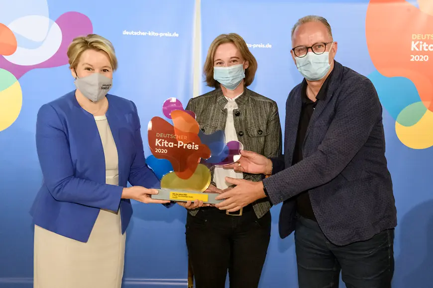 Dr. Franziska Giffey mit Preisträgern und der Trophäe des Deutschen Kita-Preises