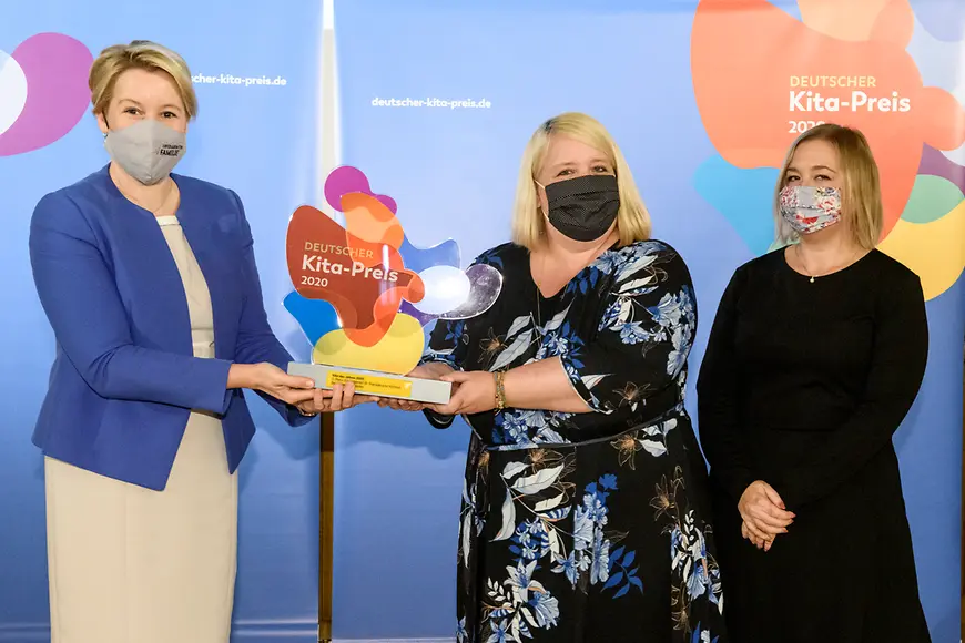 Dr. Franziska Giffey überreicht die Trophäe an den Kindergarten St. Franziskus im Kirchtal Benningen am Neckar