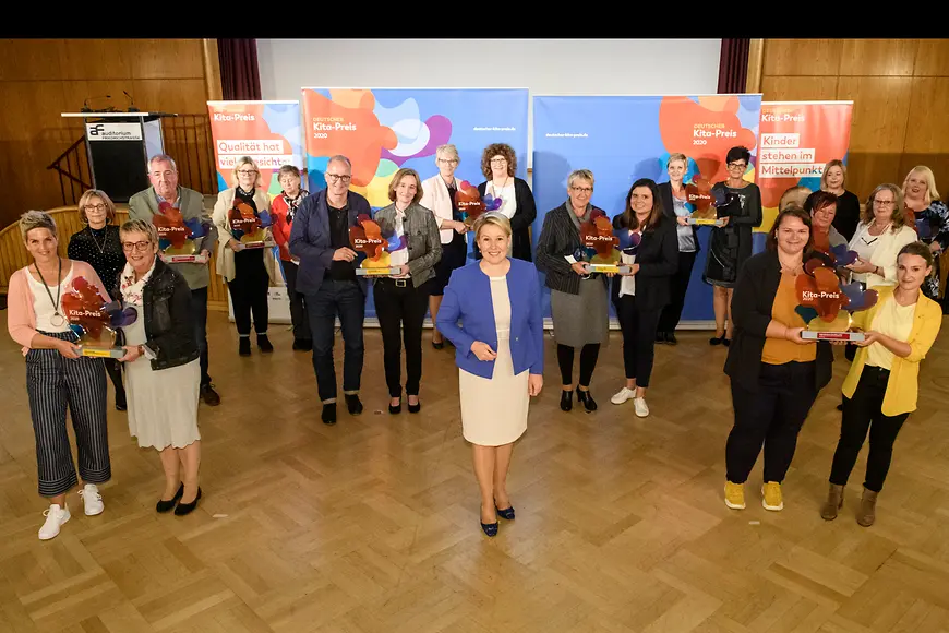 Dr. Franziska Giffey mit allen Preisträgerinnen und Preisträgern des Deutschen Kita-Preises