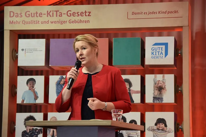 Dr. Franziska Giffey am Redepult bei der digitalen Fachkonferenz zum Gute-KiTa-Gesetz