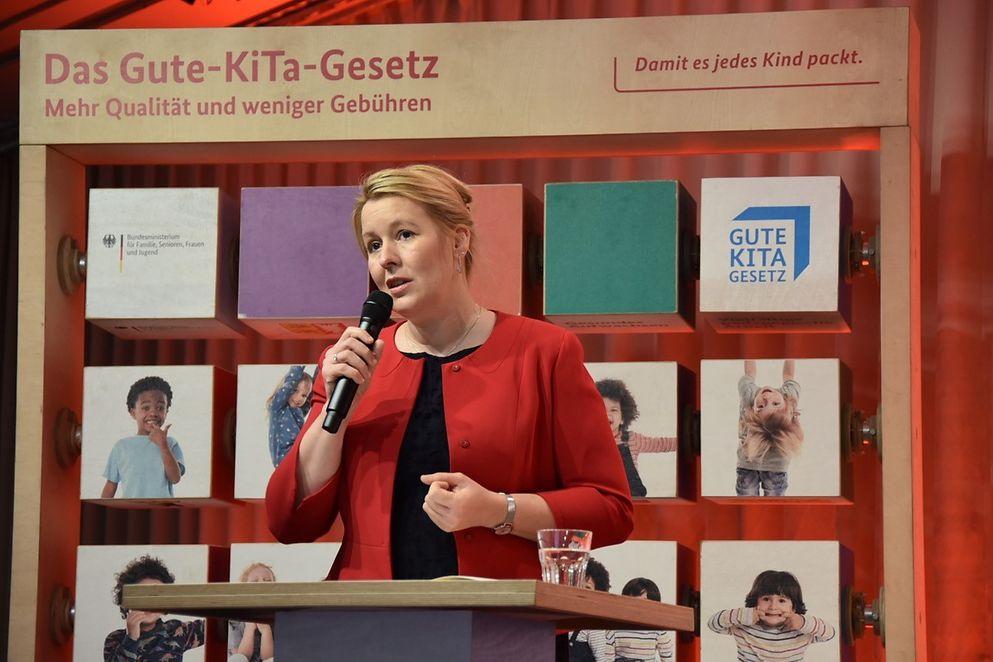 Dr. Franziska Giffey am Redepult bei der digitalen Fachkonferenz zum Gute-KiTa-Gesetz