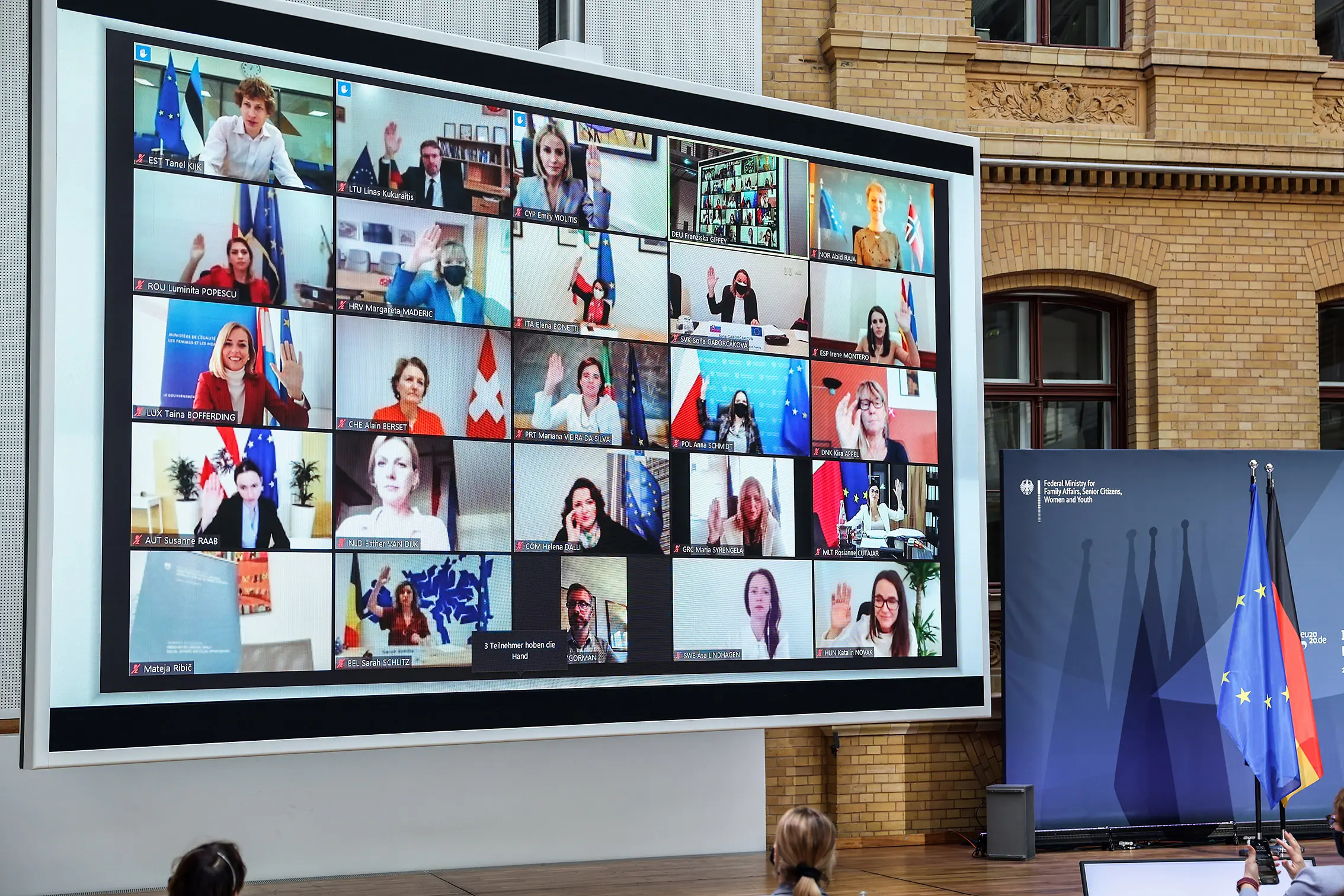 Das Foto zeigt Teilnehmerinnen und Teilnehmer einer digitalen Konferenz