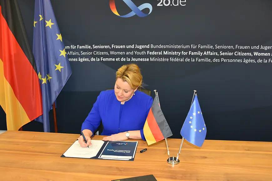 Franziska Giffey unterzeichnet in ihrem Büro die Trio Presidency Declaration on Ageing