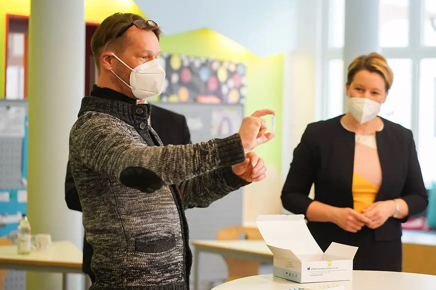 Franzsika Giffey lässt sich einen Test zeigen 