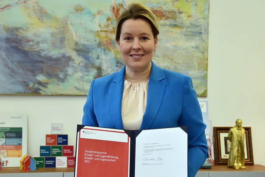 Franziska Giffey mit dem unterzeichneten Sonderprgramm