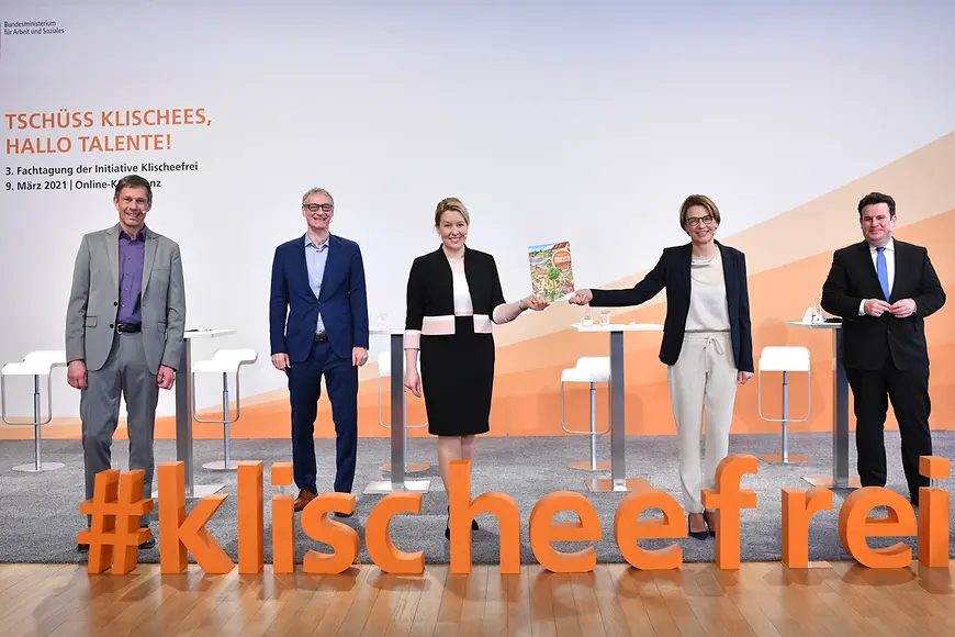 Franziska Giffey, Elke Büdenbender und Hubertus Heil stehen mit anderen hinter dem Schriftzug #klischeefrei 