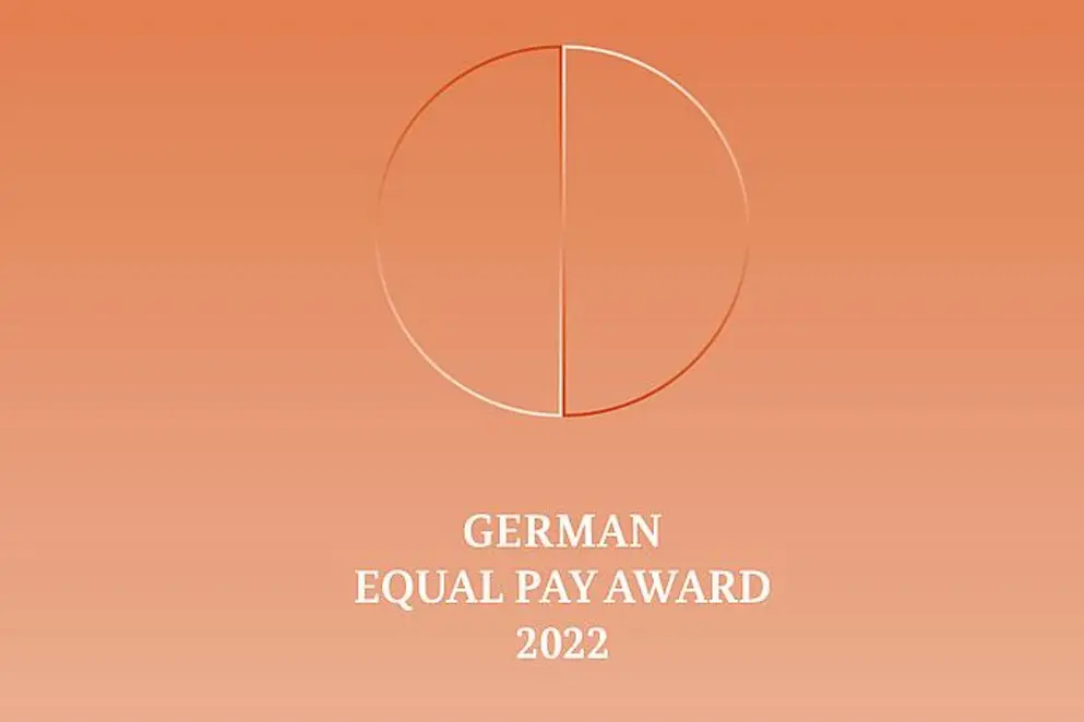 Orangefarbenes Logo mit einem geteilten Kreis und der Aufschrift: German Equal Pay Award 2022