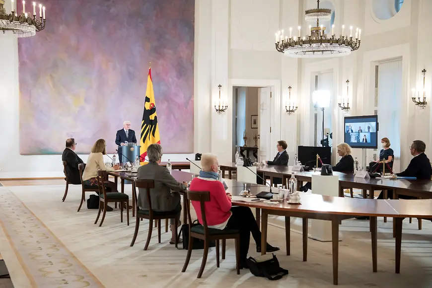Mitglieder des Nationalen Rates im Gespräch mit Frank-Walter Steinmeier im Schloss Bellevue