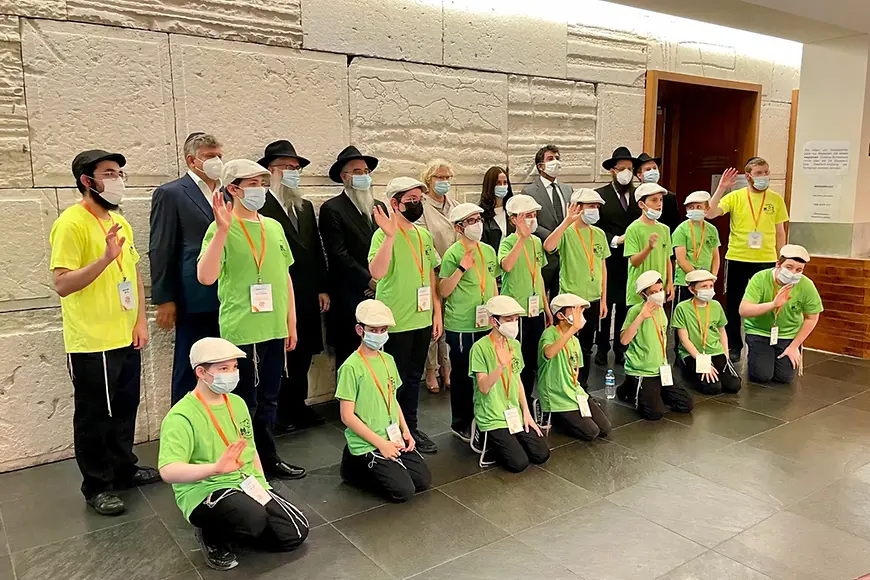 Bundesjugendministerin Christine Lambrecht mit Kindern aus Israel