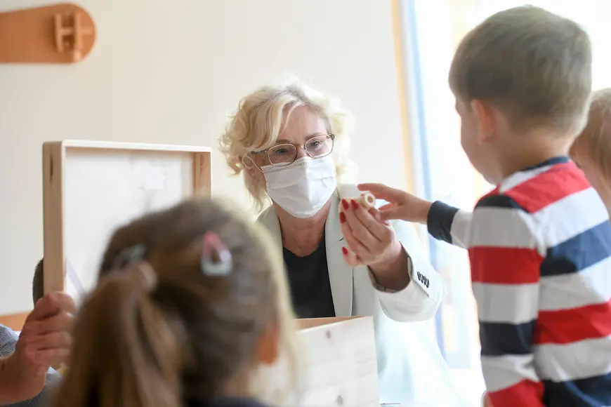 Bundesfamilienministerin Christine Lambrecht spielt mit Kindern der SprachKita Laatzen