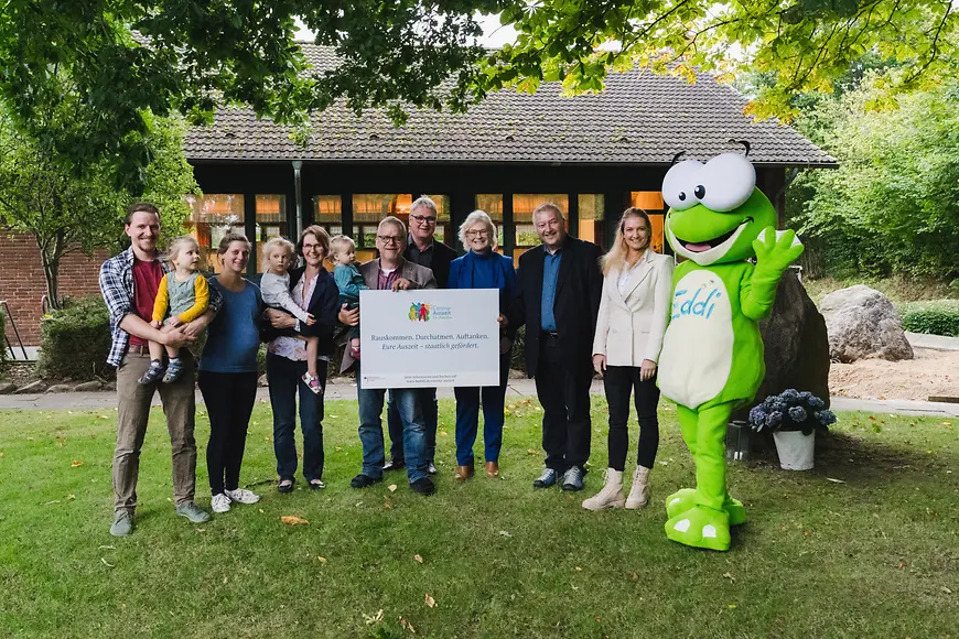 Christine Lambrecht und eine Gruppe von Menschen im Freien an der Unterkunft in Bünsdorf