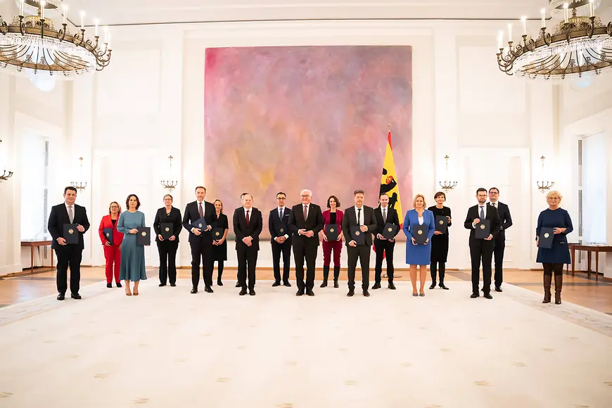 Bundeskanzler Olaf Scholz und die neuen Ministerinnen und Minister im Schloss Bellevue mit Frank-Walter Steinmeier