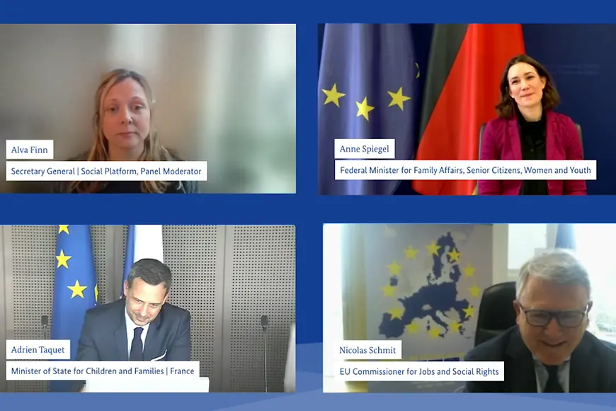 Anne Spiegel sitzt an einem Pult