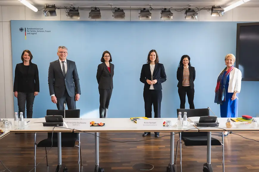 Von rechts nach links: Leonie Gebers, Werner Gatzer, Dr. Angelika Schlunck, Anne Spiegel, Cansel Kiziltepe und Kornelia Haugg