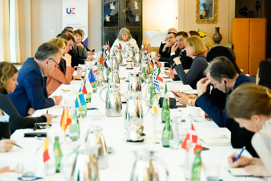 Lisa Paus im Gespräch in der französischen Botschaft