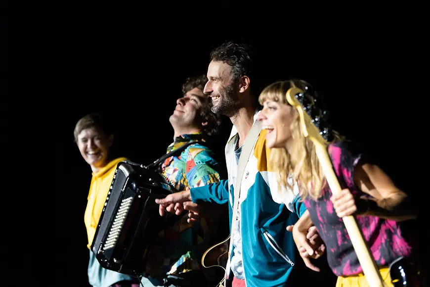 Schauspielerinnen und Schauspieler auf der Bühne beim Theaterstück "Trau dich!"