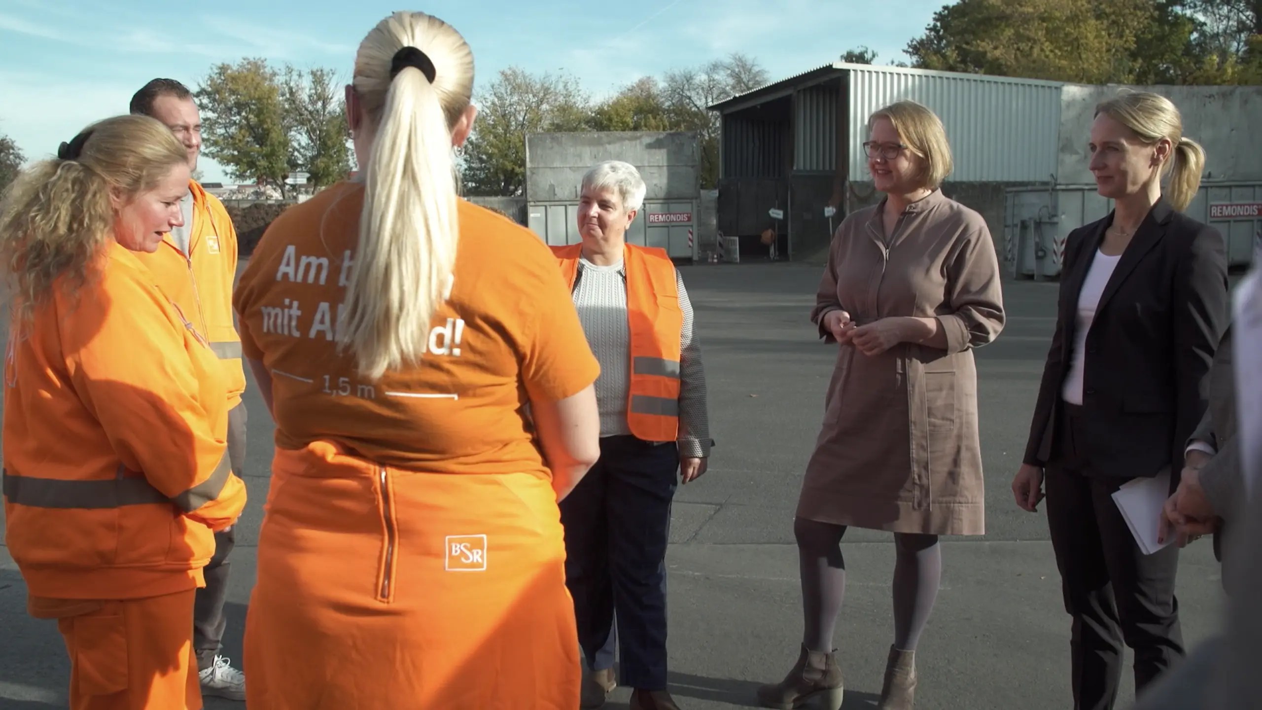 Lisa Paus im Gespräch mit Beschäftigten der Berliner Stadtreinigung