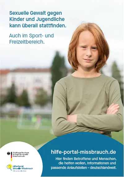 Hilfe-Portal und Hilfe-Telefon Sexueller Missbrauch - Motiv Junge auf dem Sportplatz
