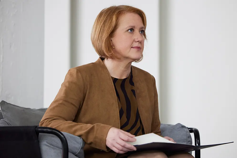 Bundesfamilienministerin Lisa Paus sitzt in einem Stuhl