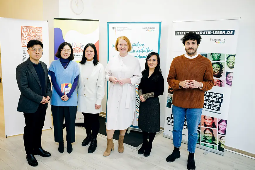 Lisa Paus mit Asiatinnen und Asiaten des Modellprojektes