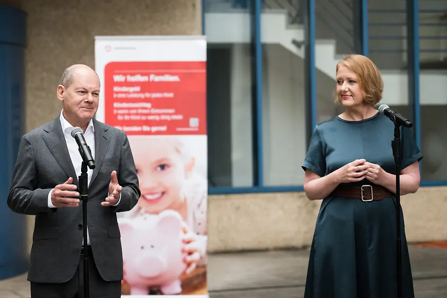 Bundskanzler Olaf Scholz und Bundesfamilienministerin Lisa Paus bei einem Statement vor dem Gebäude der Bundesfamilienkasse.