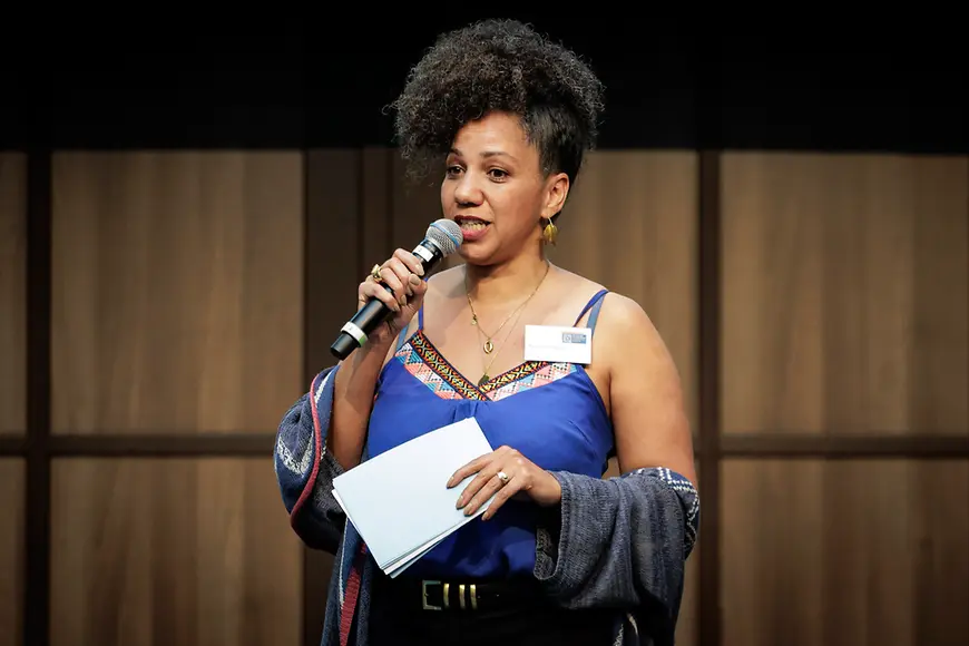 Referentin spricht ins Mikrofon