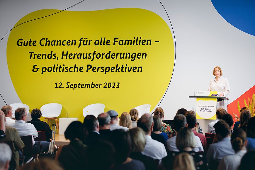 Lisa Paus steht am Rednerpult 