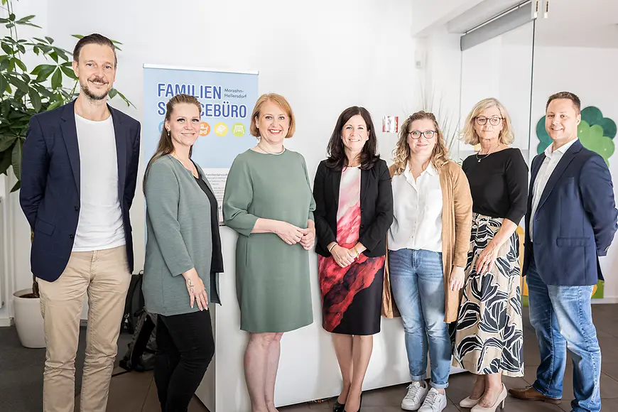 Lisa Paus und Katharina Günther-Wünsch mit Beschäftigten des Familienservicebüros im Berliner Bezirk Marzahn-Hellersdorf 