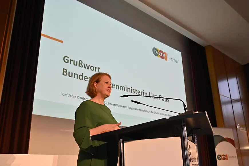 Lisa Paus vor dem Rednerpult 