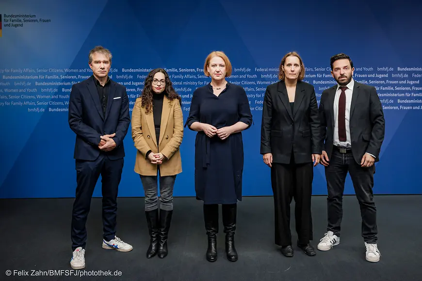 Lisa Paus mit Mitgliedern des Kompetenznetzwerks Antisemitismus. 