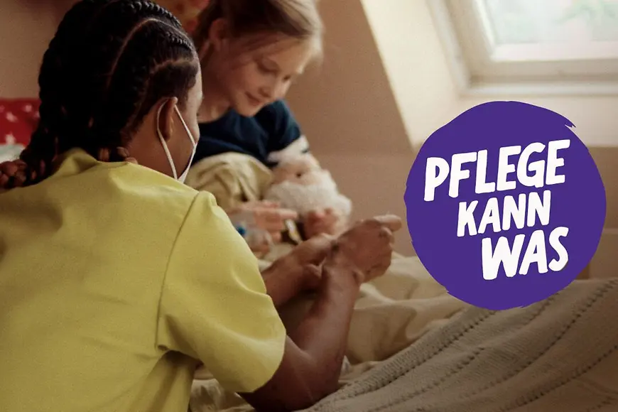 Ein Mädchen sitzt auf einem Bett, daneben eine Person mit einer Maske. In einem Kreis steht "Pflege kann was".