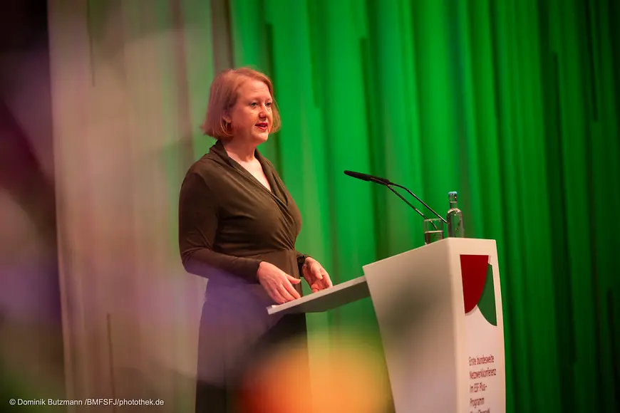 Lisa Paus steht an einem Rednerpult