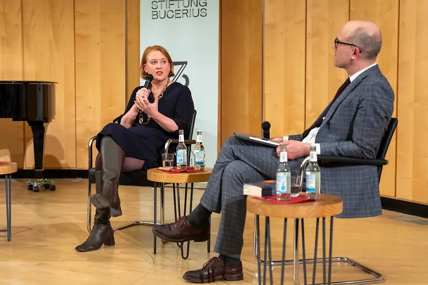 Lisa Paus und Moderator Manuel Hartung im Gespräch.