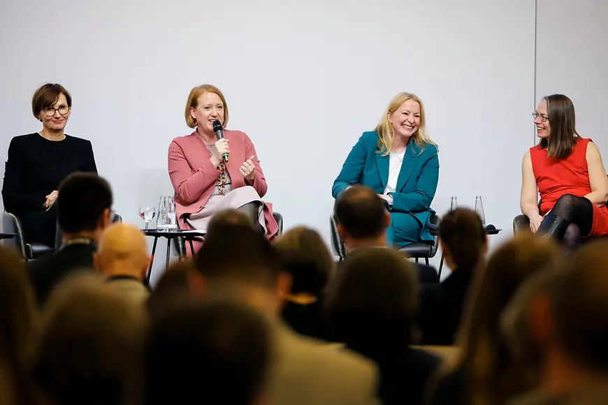 Vier Frauen sitzen auf einer Bühne