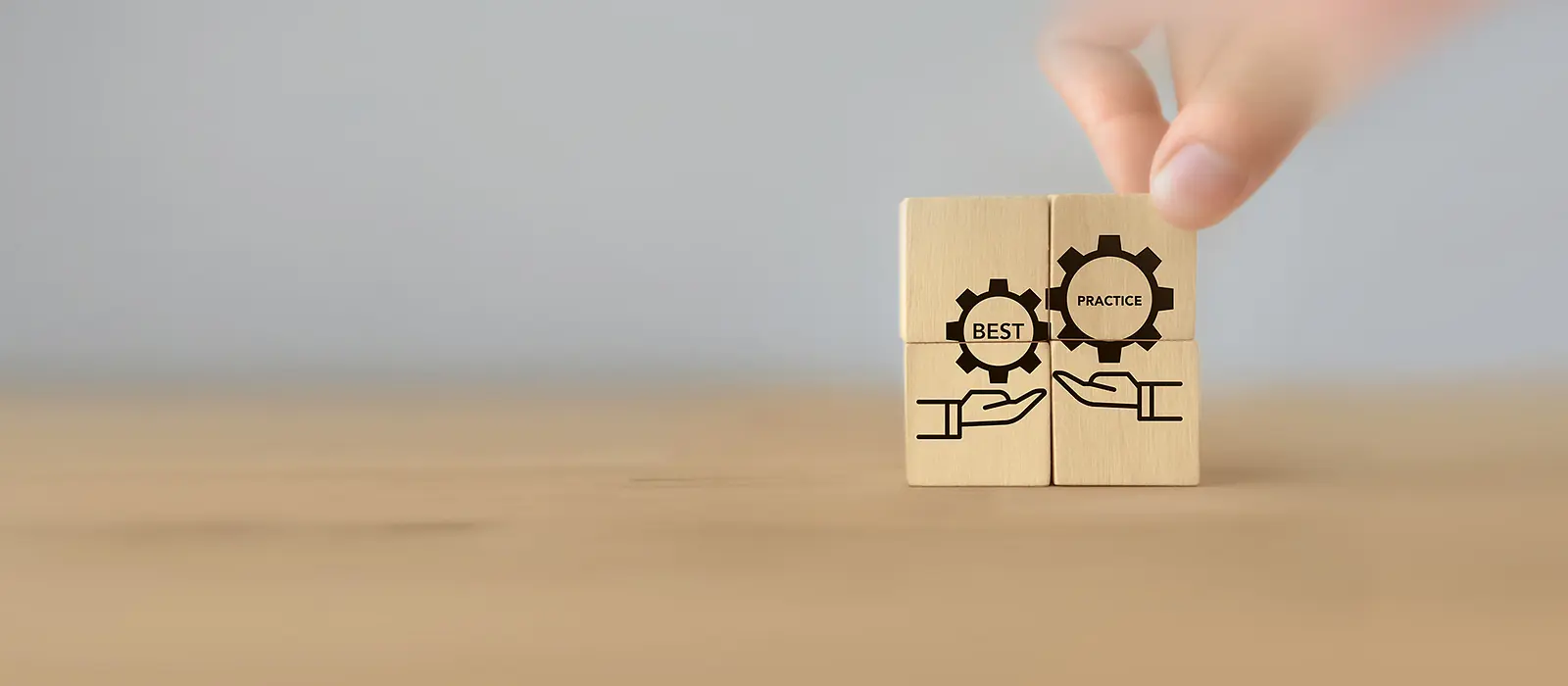 4 Holzwürfel mit den aufgedruckten Wörtern Best Practice