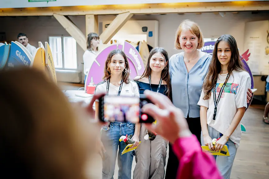 Lisa Paus posiert mit drei Mädchen für ein Foto
