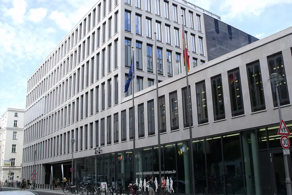 Fassade des neuen Bildungs- und Familienministeriums