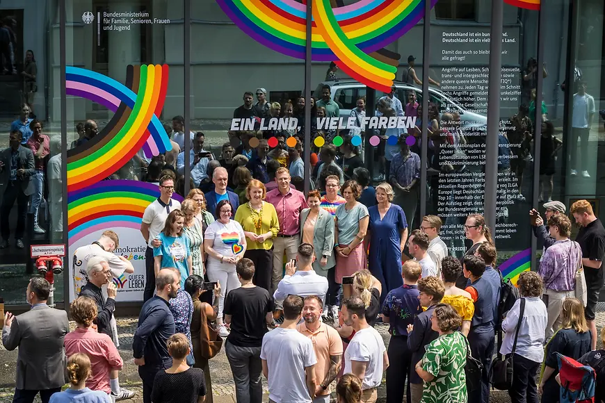 Blick auf die Fassade des Bundesfamilienministeriums, davor stehen viele Besucherinnen und Besucher